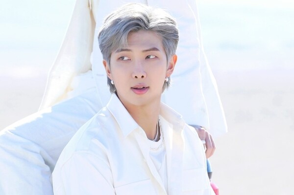 방탄소년단 RM, '남준♥수연' 낙서와 함께 전시회 작품 사진 올려...