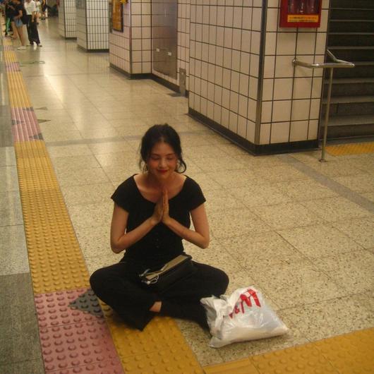 한소희, 지하철에서 기도하는 사진 소셜미디어에  공개 ... '좋아요' 158만개 돌파