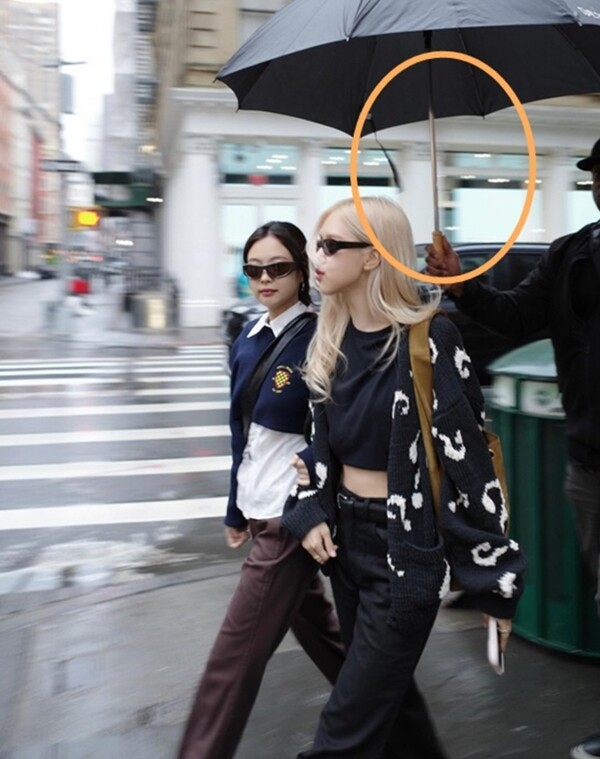 블랙핑크 로제·제니, 뉴욕 거리에서 우산 든 경호원 동반…'갑론을박'