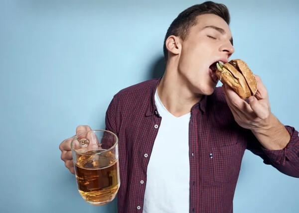 알코올, 식욕 자극하고 과식으로 이어질 수 있어