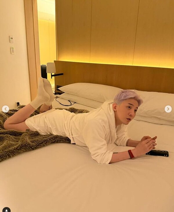 지드래곤, 호텔 목욕가운 입고 '요염' 매력 발산...개성만점 'GD 스타일' 근황