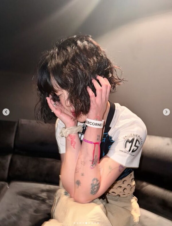 신지민, '힙한 타투'와 '인형 비주얼'로 시선 강탈…밤샘 셀카 공개하며 근황 전해