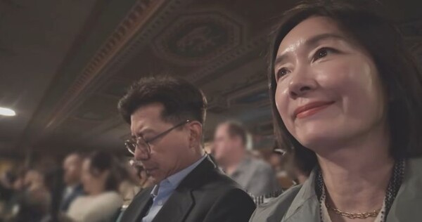 오연수·손지창, '쿨'한 결혼기념일 여행 공개…미국 유학 첫째 아들 졸업식 참석 감격