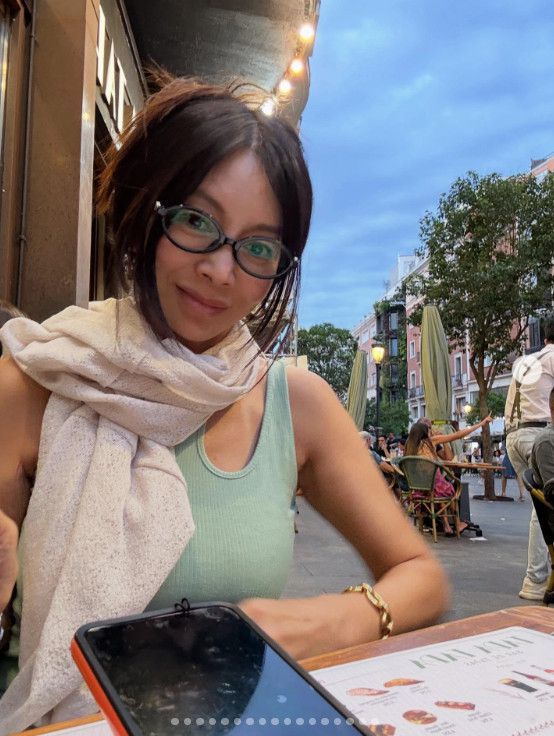 '원조 컴퓨터 미인' 황신혜, 62세에도 변함없는 '동안+글래머' 마드리드 여행 근황 공개