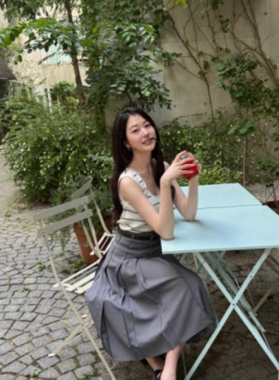 장원영 친언니 장다아, '청량 여신' 등극! 야외 테라스서 단아한 여름 일상 공개