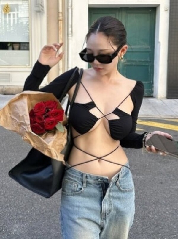 홍영기, ‘비키니’ 같은 파격 외출룩…“아드님한테 혼날 듯”
