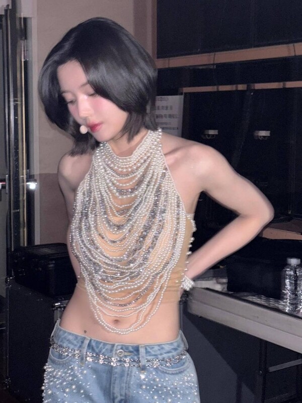 권은비, 파격적인 누드톤 브라톱…과감한 패션으로 '반전 매력' 과시