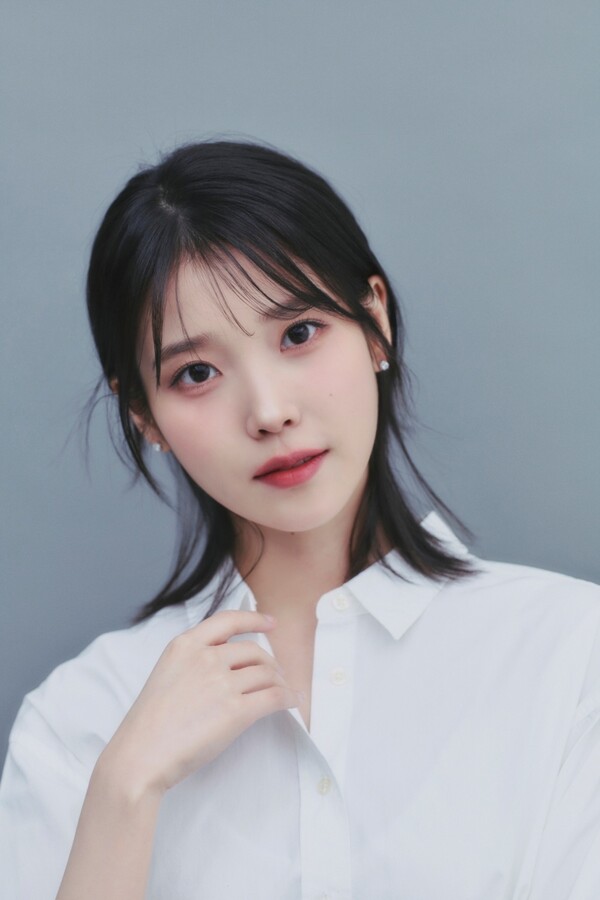 아이유, 데뷔 기념일 맞아 ‘아이유애나’ 이름으로 2억 기부…꾸준한 선행 ‘훈훈’