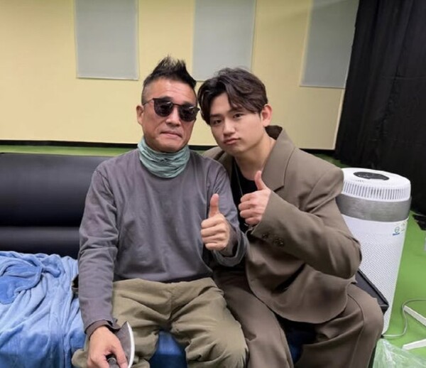 김건모, 후배 우디와 만남서 '수척해진' 근황 포착… "고생 많으셨어요, 좋은 일만 생기길" 팬들 응원 쏟아져