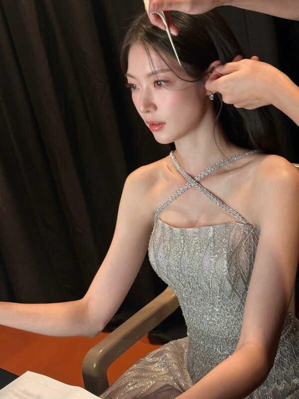 공승연, 홀터넥 드레스 입고 '자체 발광' 여신 비주얼 공개… 'KGMA 2025' 시상식 비하인드컷 '심쿵'