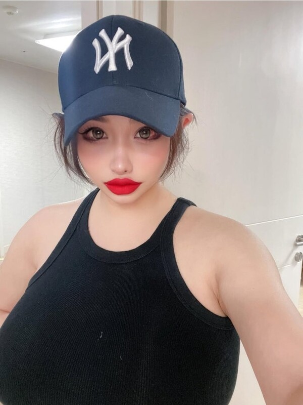 박봄, 2주 만에 근황 공개... 홀터넥 티셔츠 입고 화려한 비주얼 과시