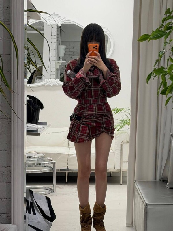 문가영, 타탄체크 원피스 입고 뽐낸 극세사 각선미… 시크한 거울 셀카 화제