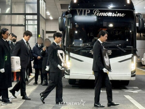 국민배우 고 안성기, 영결식 엄수… 정우성 이정재 등 후배 영화인들 눈물의 마지막 배웅