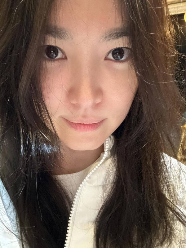 송혜교, 긴 머리 시절 사진 공유하며 깜짝 근황… "머리 언제 기르지?"