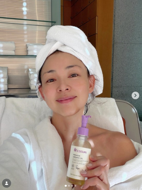 야노 시호, 샤워 가운 사이 드러난 명품 각선미… "매일 하는 셀프케어가 비결"