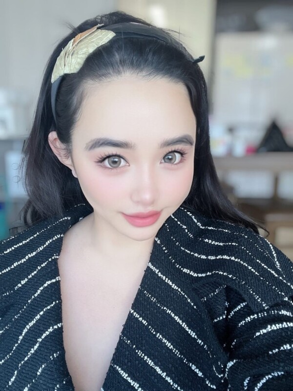 2NE1 박봄, 활동 중 중 전한 근황… "한층 옅어진 화장과 청순한 미소"