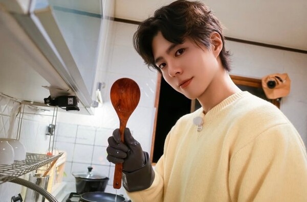 박보검, 시골 이발소의 '꽃미남' 이발사 변신… "만 32세 믿기지 않는 소년미"