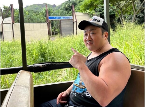 마동석, '쥬라기 월드' 로고 앞 압도적 팔 근육 과시… "해외서 6주째 영화 촬영 중"