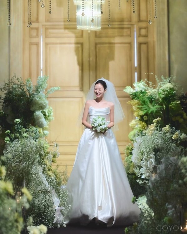 '하트시그널4' 김지영, 화사한 본식 사진 공개… 임신 중 D라인 살짝 가린 '순백의 여신'