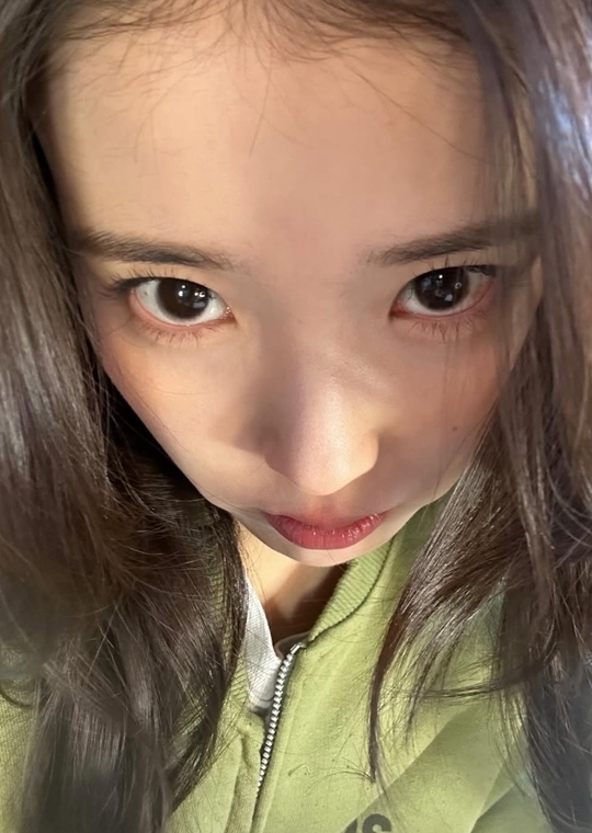 아이유, 1월의 다채로운 일상 대방출… 드레스 자태부터 녹음실 근황까지 '기대감 폭발'