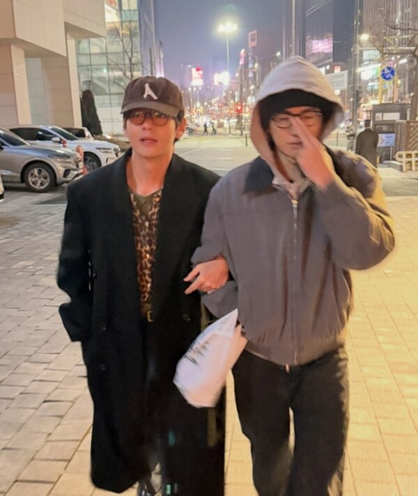 방탄소년단 뷔, 붕어빵 먹는 소탈한 일상 공개… 박형식과 훈훈한 우정까지 '겨울 감성' 가득