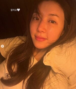 박한별, 침대 셀카 속 '원조 얼짱' 면모 과시…40대 믿기 힘든 청순 동안