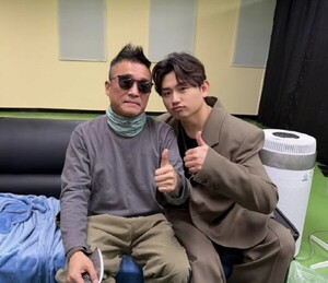 김건모, 수척해진 근황…후배 우디와 만남 포착